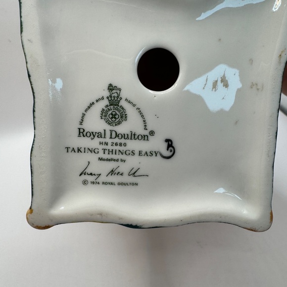 Royal Doulton Figurine "Taking Things Easy" HN2680. - Picture 6 of 10
